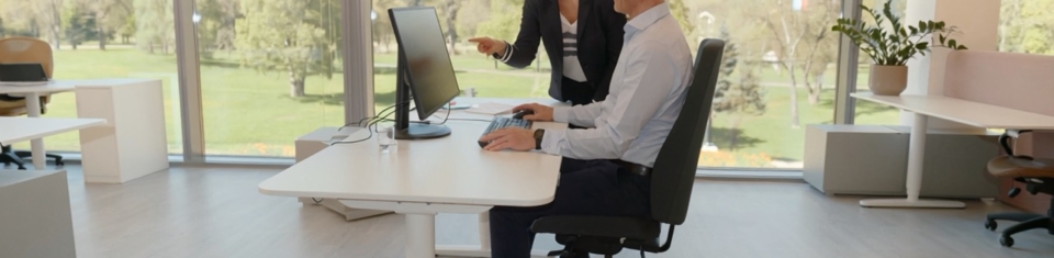 Maria_Toni_Ergonomie_im_Sitzen_KI_Hintergrund Large